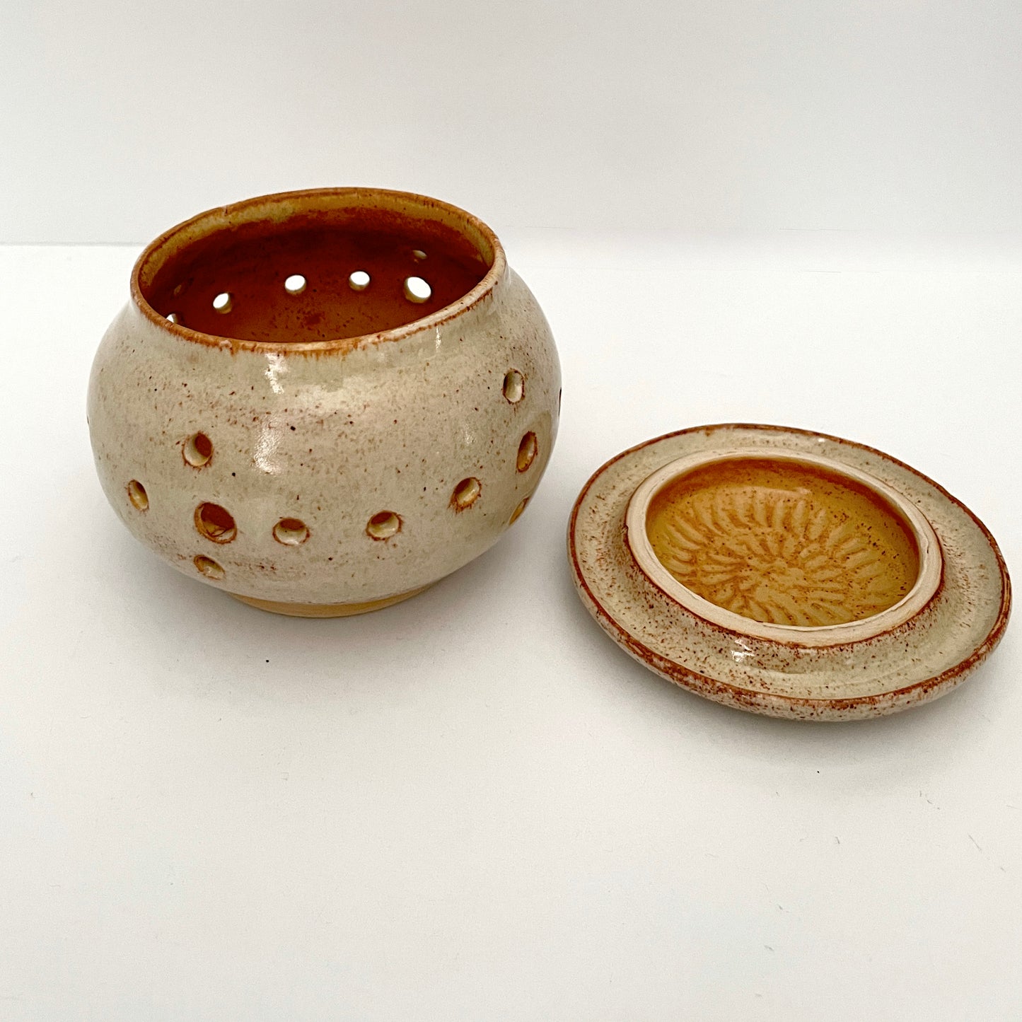 Ceramic Garlic Keeper with Garlic Grater Lid