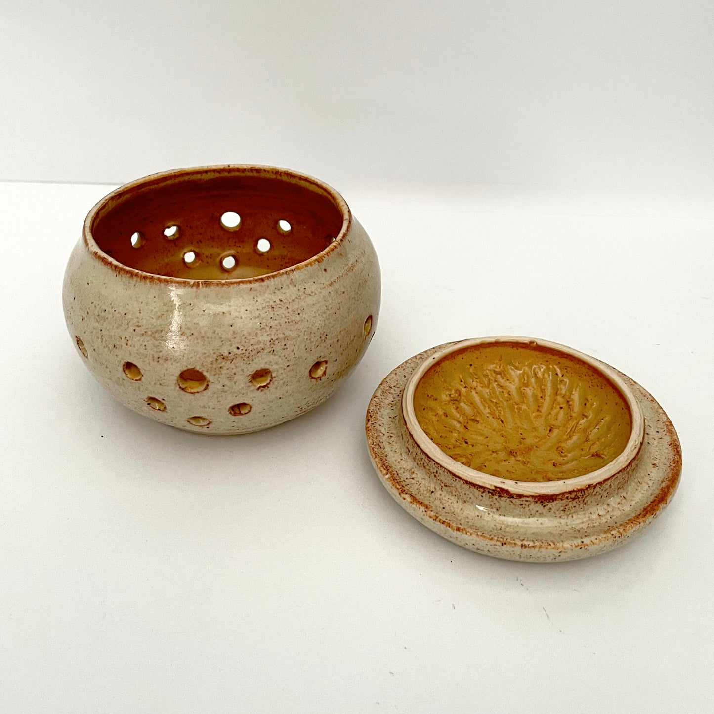 Ceramic Garlic Keeper with Garlic Grater Lid